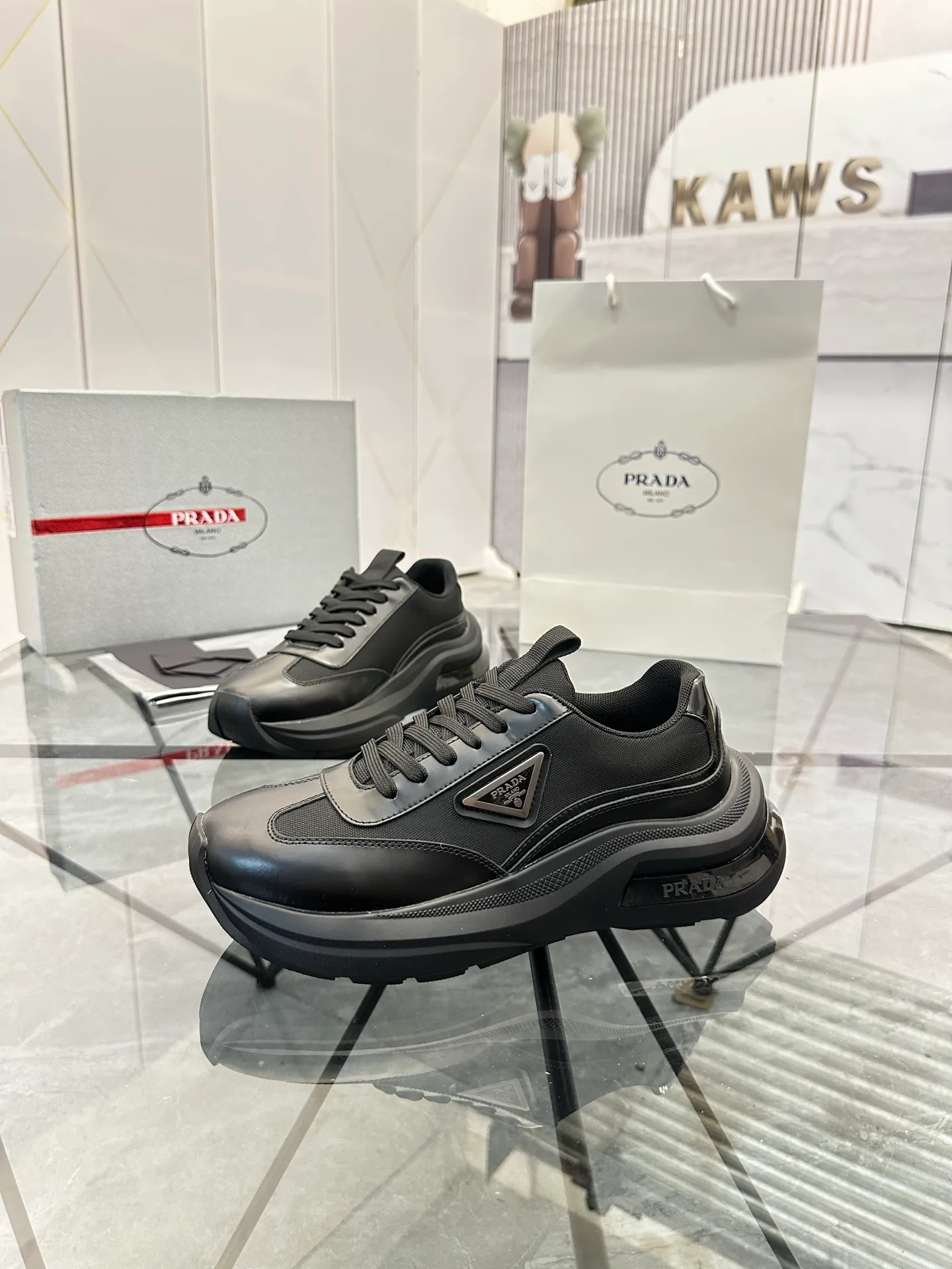 Men's shoes: 💰P680¥ High-end top quality Product trademark: Prada *"Prada*" low-top casual shoes Regular size: 38-45 (can be customized to 46) Product materials: Upper imported cowhide spliced ​​with breathable mesh, breathable lining, cowhide foot pads, original ultra-light foam outsole. No.: 001